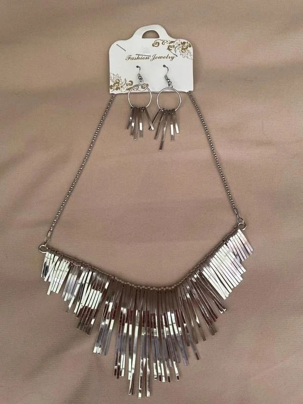 Collier pampilles et boucles d’oreilles assorties